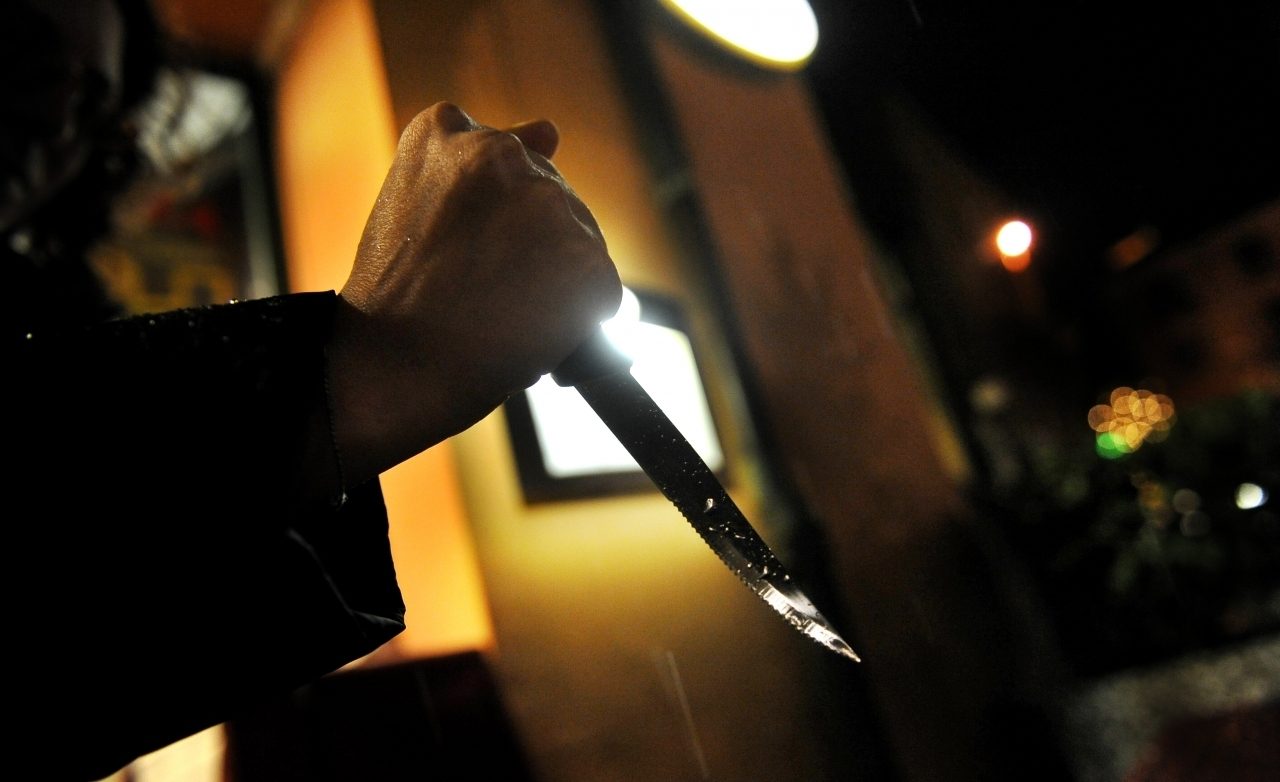 Accoltella il vicino ma è già libero e per il momento è tornato a casa