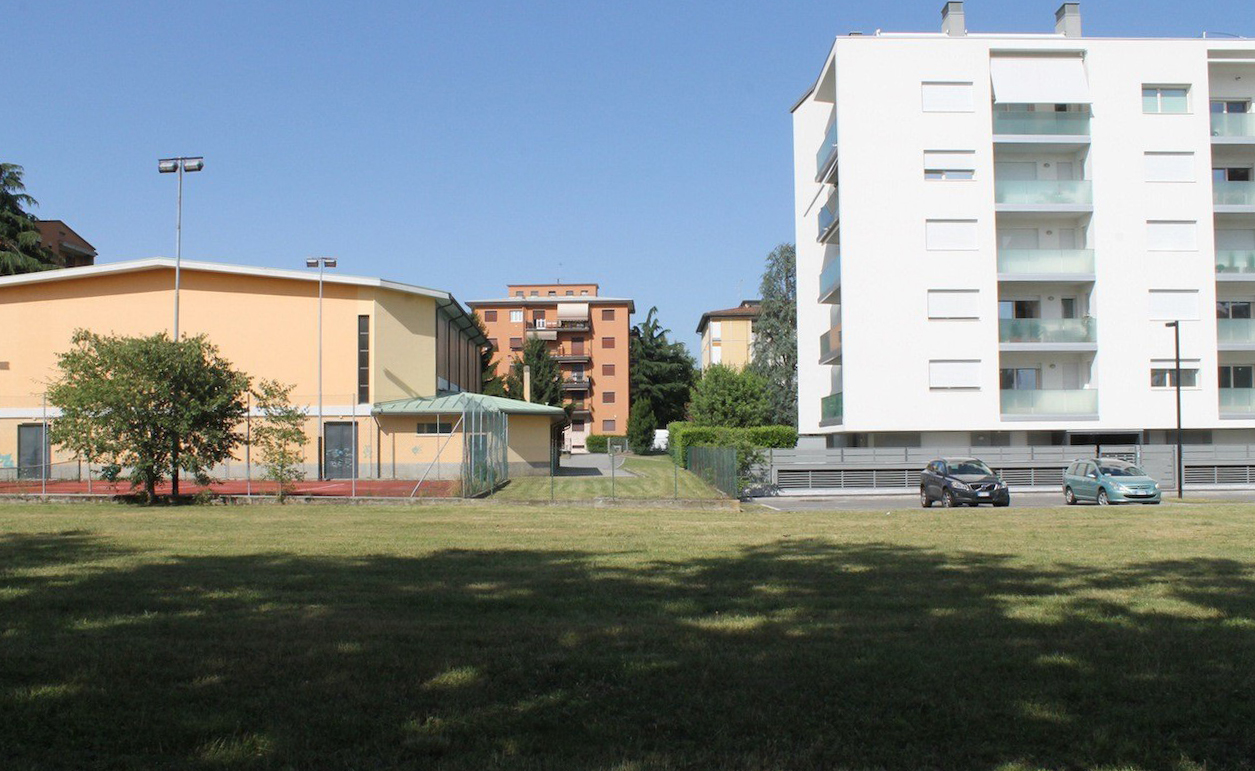 Una piazza verde per via Carnovali Partiti i lavori accanto all’oratorio