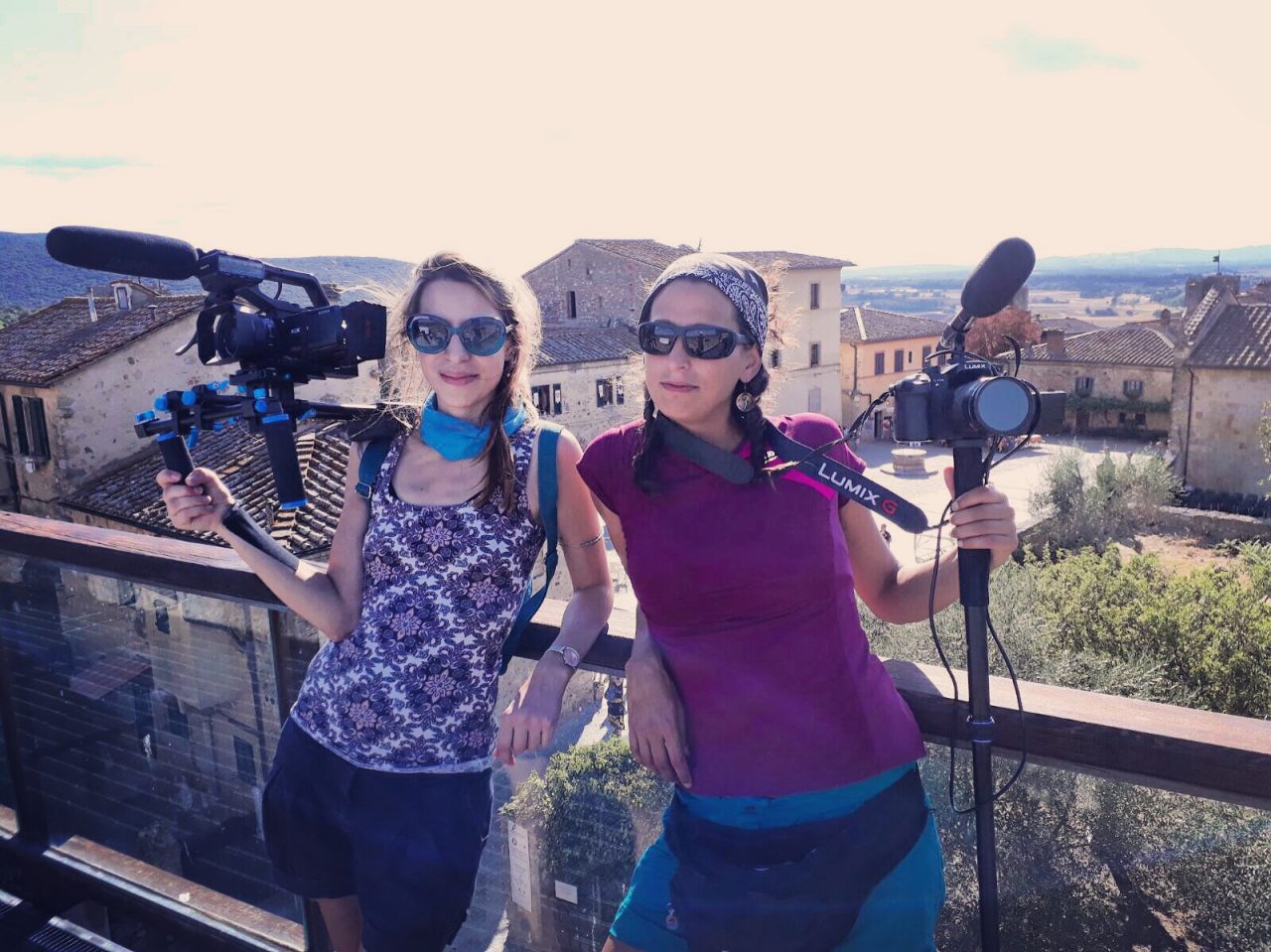 Via Andanti, due ragazze in tivù con scarpe comode e telecamera