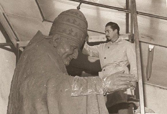 Sostieni il restauro della statua di Papa Giovanni XXIII - Seminario  Vescovile di Bergamo