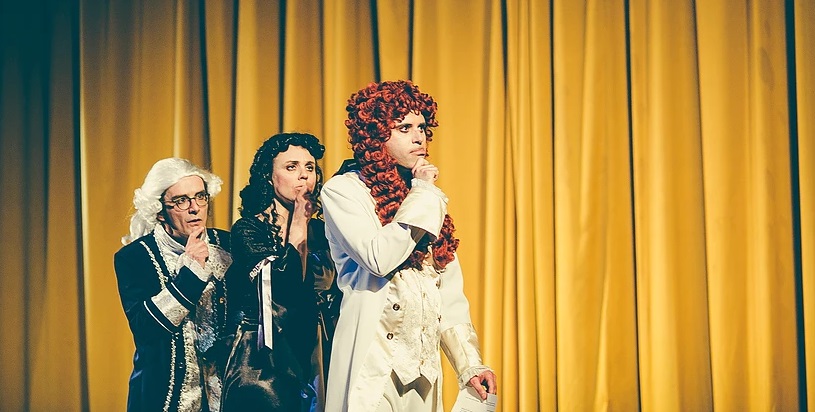 Il prof che spiega il Re Sole ma a teatro, con la musica