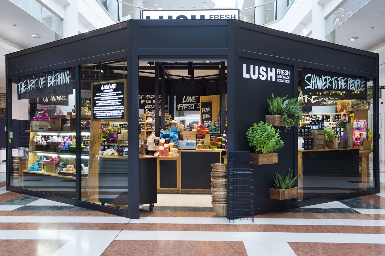 Colori sgargianti e filosofia naturale È il regno di Lush a Oriocenter