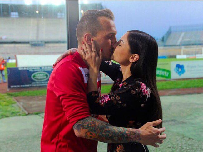 Proposta di matrimonio allo stadio Show romantico di bomber Pesenti