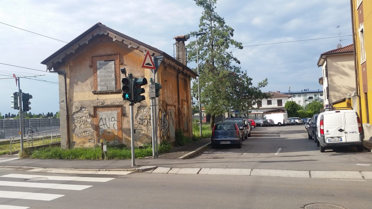 Nuovo murale al passaggio a livello Girls power alla fermata del tram