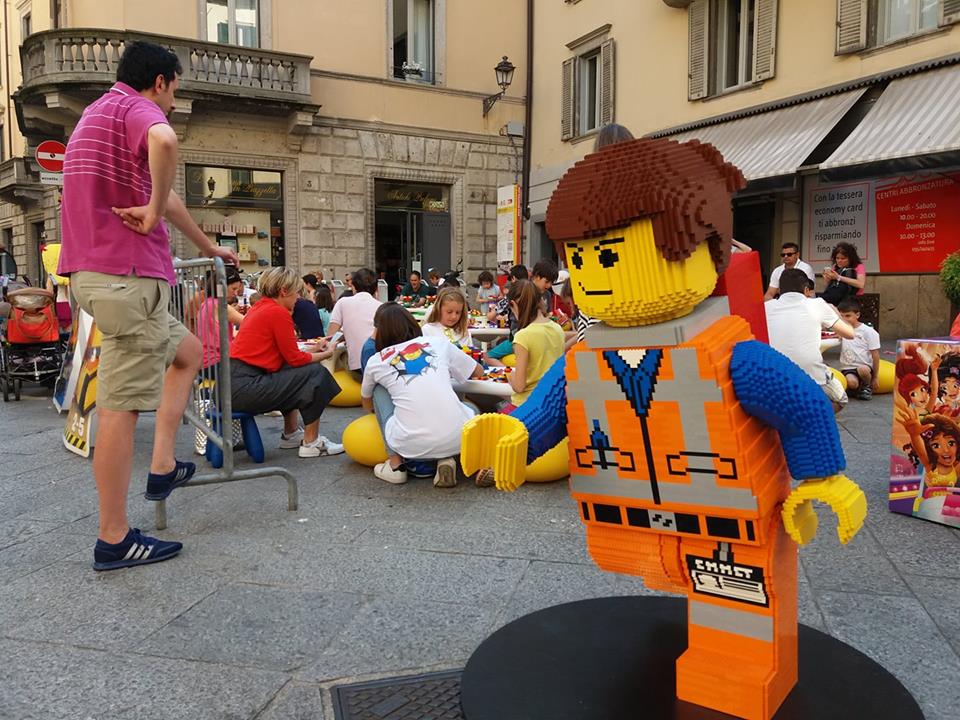 Cento chili di Lego in pieno centro Con un’opera da centomila pezzi