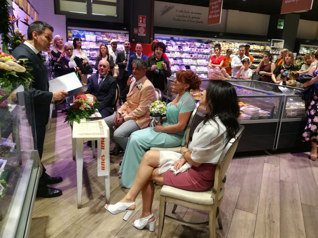 Uniti in matrimonio al supermercato di fronte al banco della salumeria