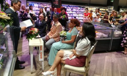 Uniti in matrimonio al supermercato di fronte al banco della salumeria