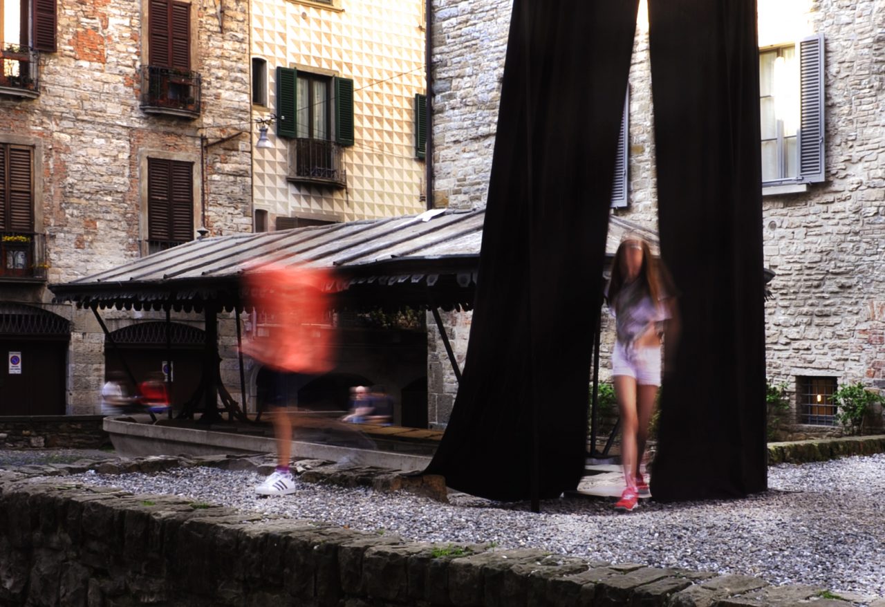 La luce oltre un sipario lugubre E l’antico lavatoio dà spettacolo