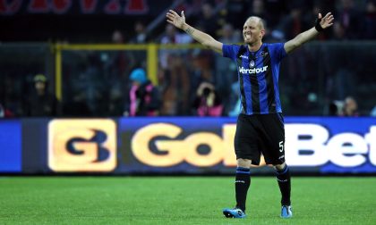 Masiello, ti meriti questo gol Nel diluvio, il Papu non molla