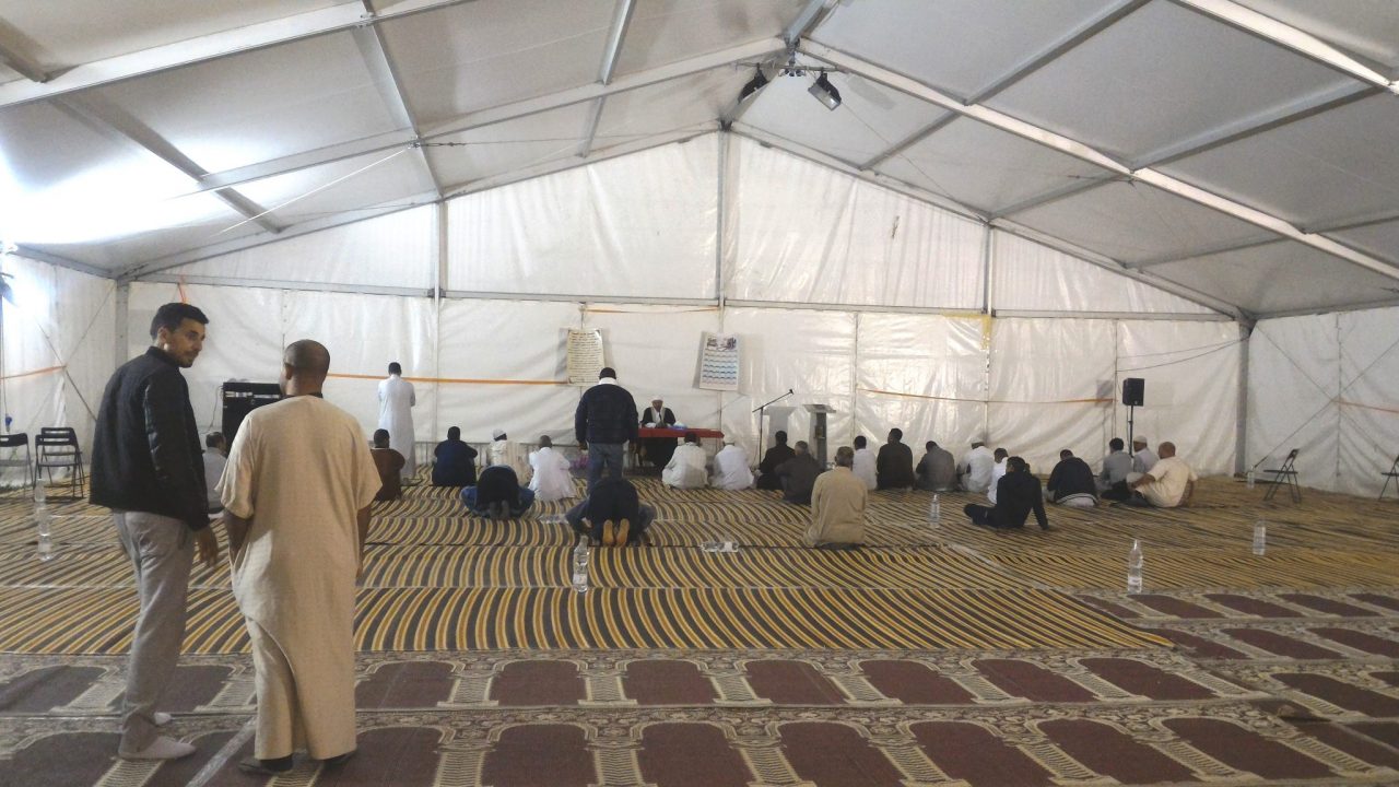 La cena dei musulmani a Bergamo quando cala il sole sul Ramadan