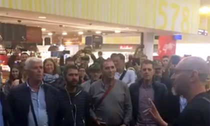 Un coro sardo all'aeroporto di Orio Concerto a sorpresa davanti al gate