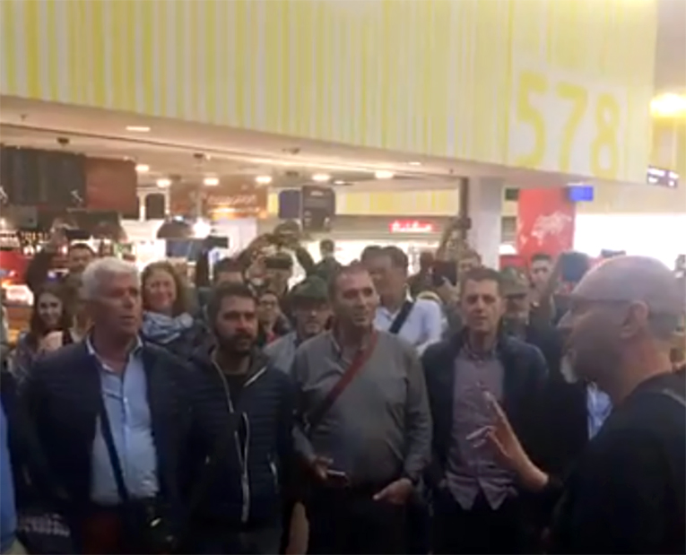 Un coro sardo all’aeroporto di Orio Concerto a sorpresa davanti al gate
