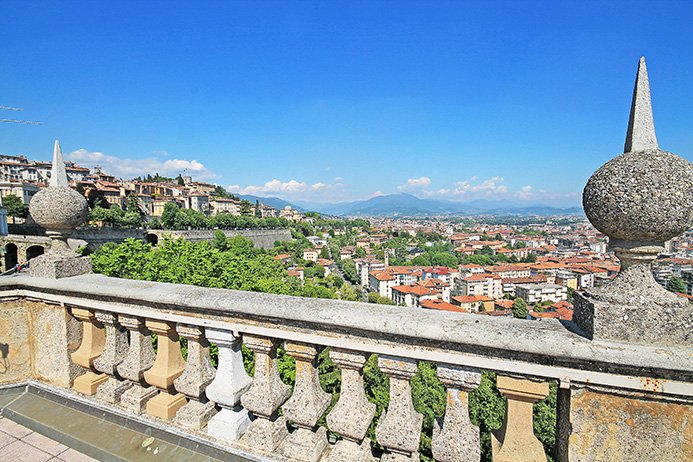 Chi si compra questa villa si compra pure un panorama