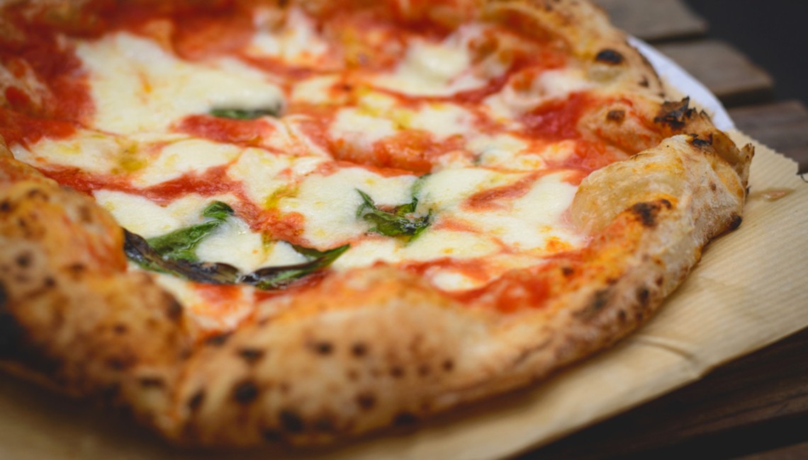 Orio al Serio, giovani che sgobbano in veste di pizzaioli e facchini