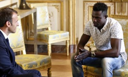 Il giovane Spiderman clandestino che Macron ha accolto all'Eliseo