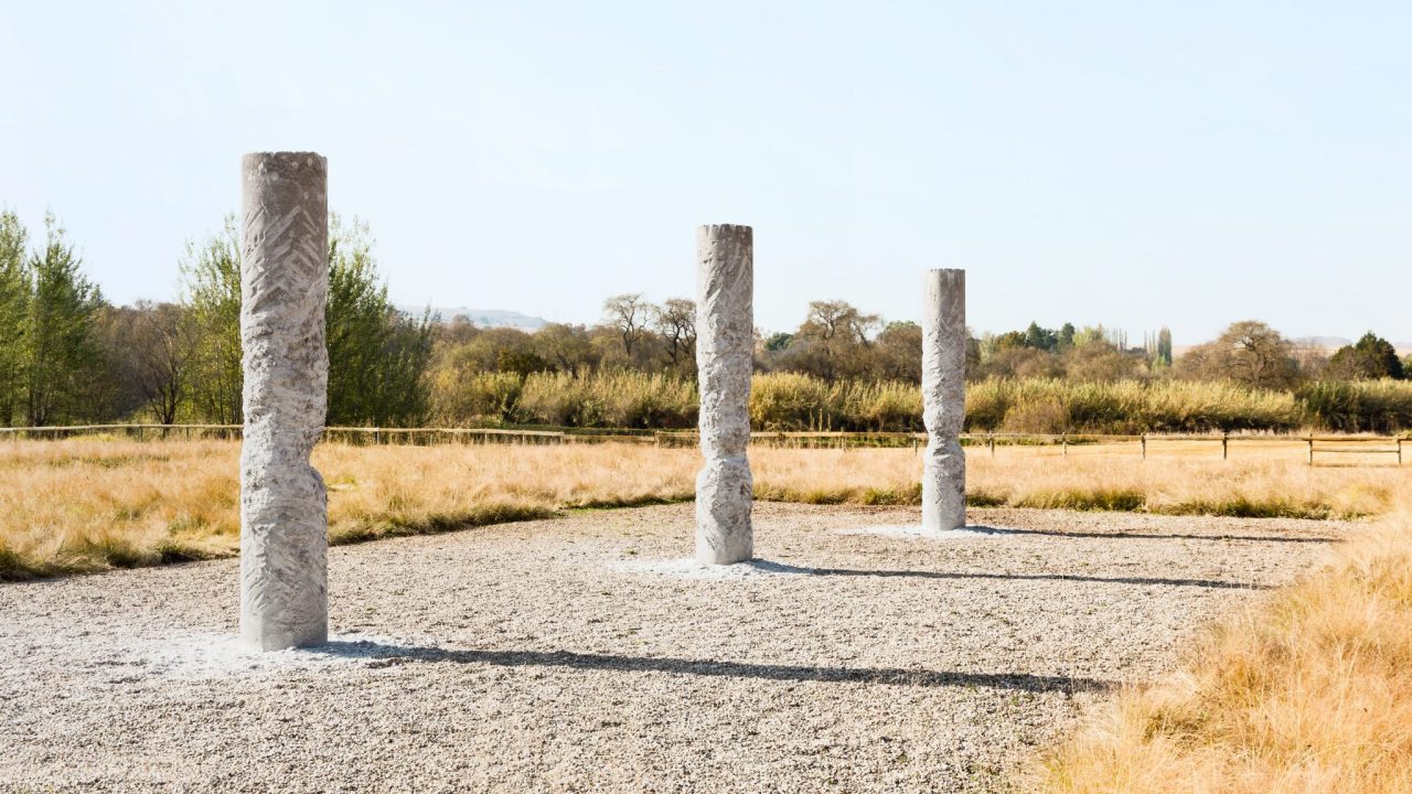 Città Alta, colonna presa a mazzate per vedere l’effetto che fa (è arte)