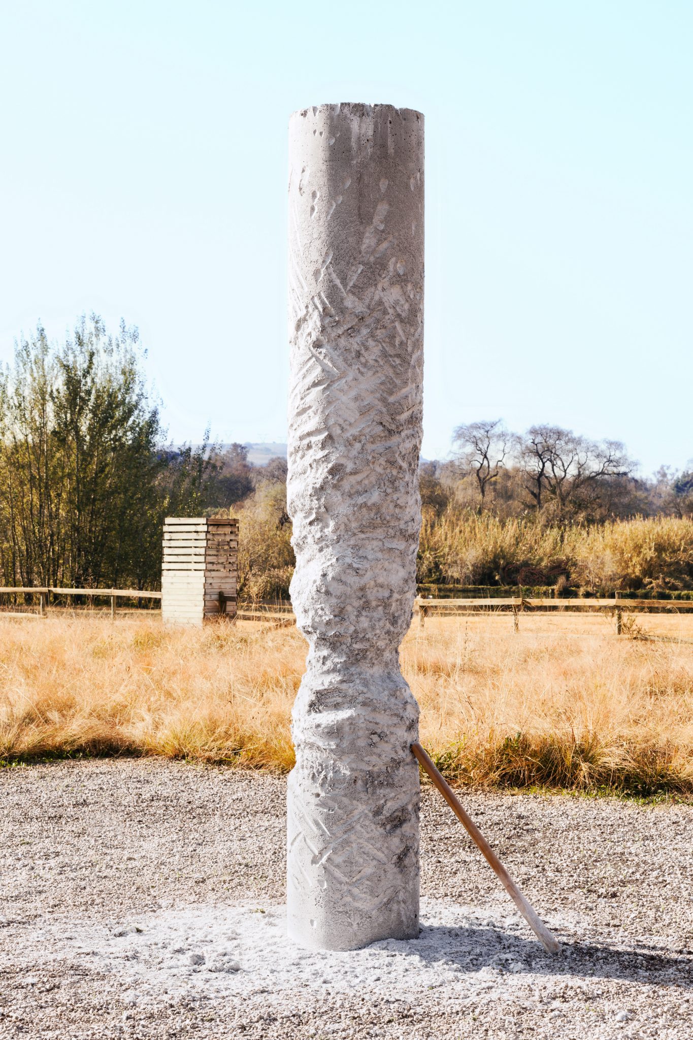02_The Cool Couple_Turborage, 2017, installazione, 3 pilastri in cemento e perlite _ 3 mazze di legno, Nirox Foundation, Krugersdorp, South Africa
