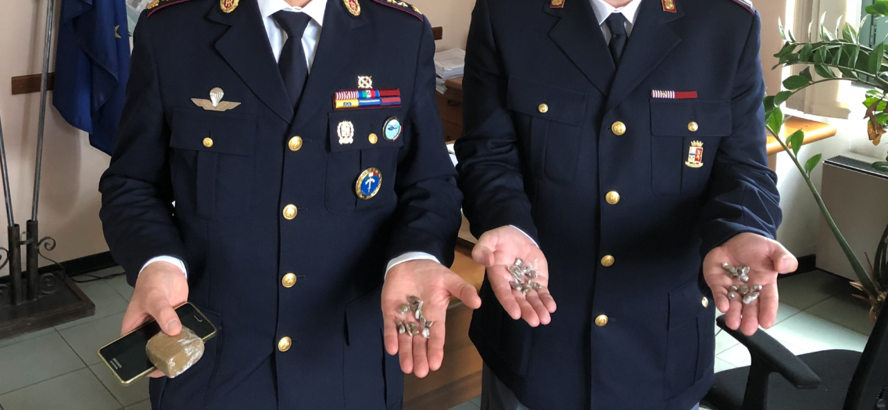 Perde il portafogli con la droga Va a chiederlo alla Polizia Locale