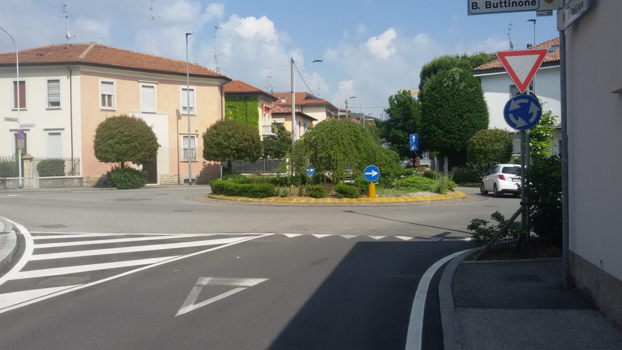 L’agronomo che trasforma i rondò in isole verdi nel cuore di Bergamo