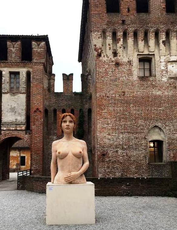 30670340_alcune statue nude di Marco Cornini nella rocca prima di essere coperte con il cellophane (2)