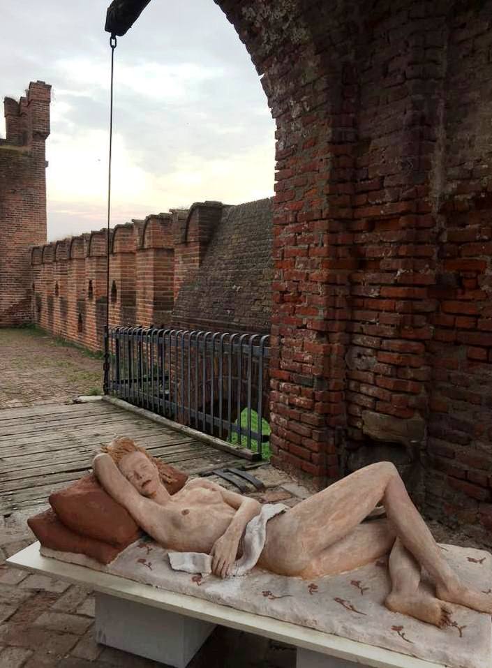 30670379_statue di terracotta nude di Marco Cornini nella rocca prima di essere coperte con il cellophane (1)