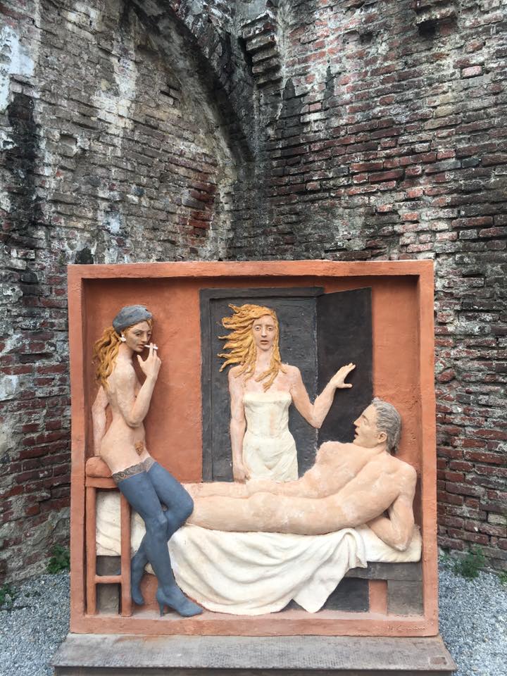 30670382_statue di terracotta nude di Marco Cornini nella rocca prima di essere coperte con il cellophane (2)