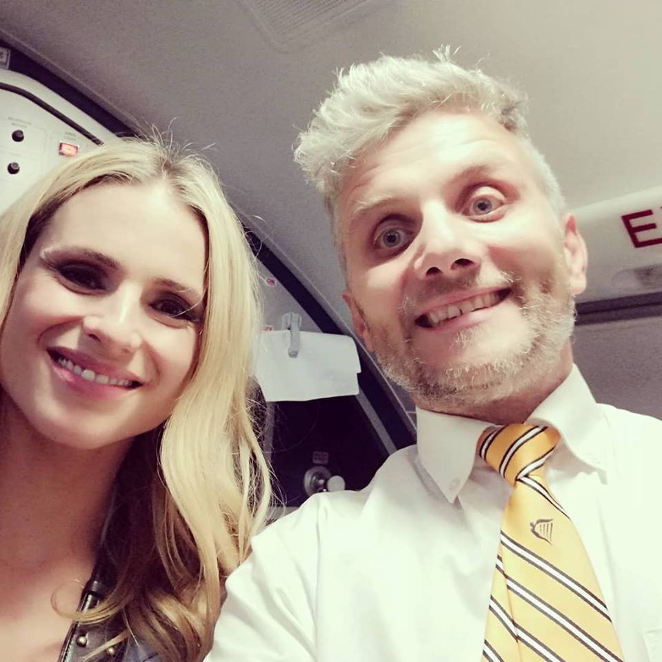 «Ok Michelle, faccio la foto con te» Un nuovo vip per l’hostess Daniele