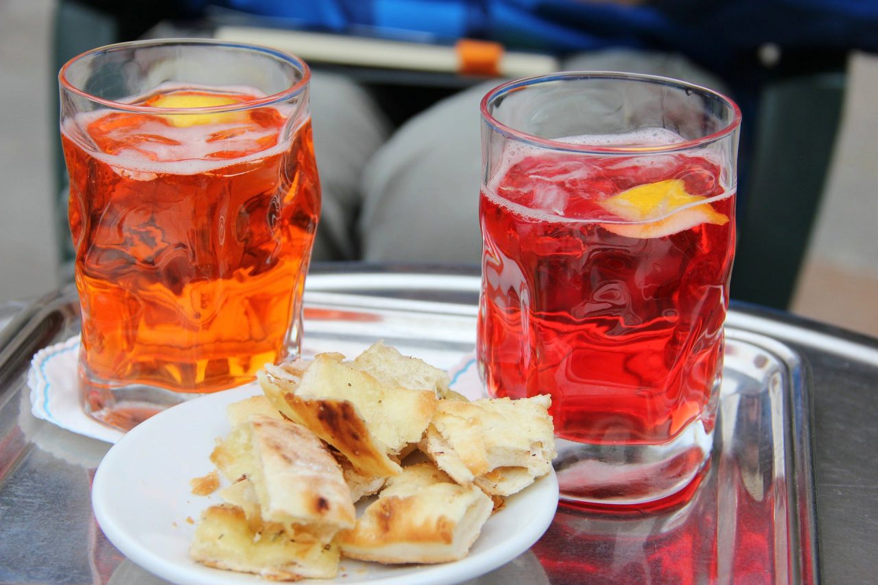 Menù più leggeri, boom di aperitivi e dopocena: cambiano i consumi in ristoranti e bar bergamaschi
