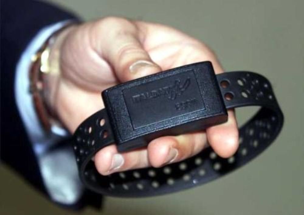 Ai domiciliari in attesa del braccialetto elettronico, che non arriva: 43enne minaccia il suicidio