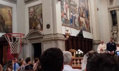 Prima pronuncia il «sì, lo voglio» Quindi fa canestro dall’altare