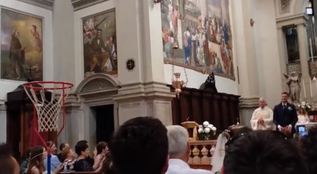 Prima pronuncia il «sì, lo voglio» Quindi fa canestro dall’altare