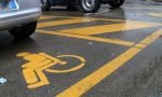 Parcheggiano nel posto per i disabili e violano il Dpcm a Treviolo: multati due uomini