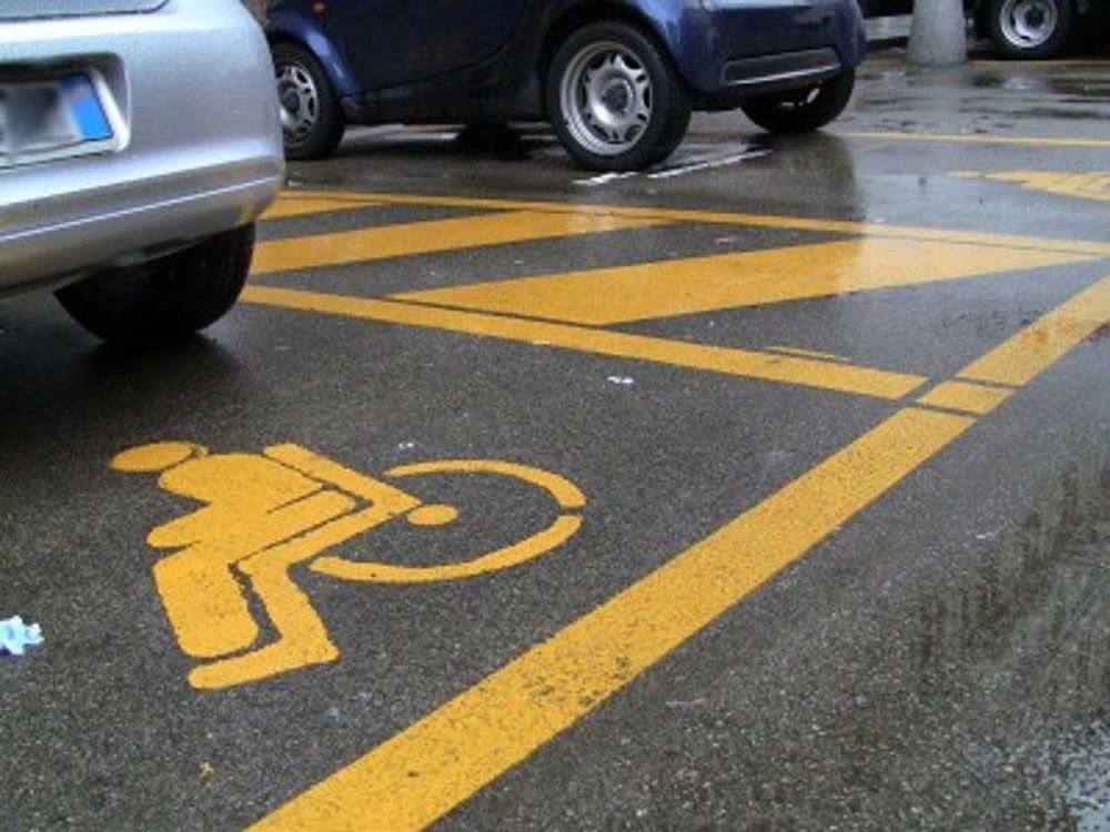 Parcheggiano nel posto per i disabili e violano il Dpcm a Treviolo: multati due uomini