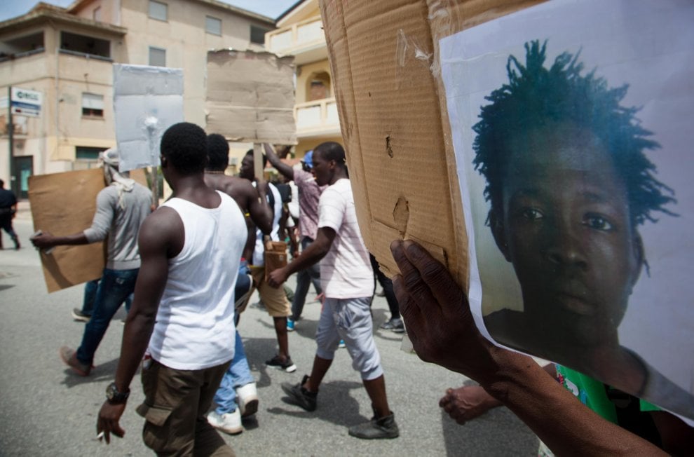 I migranti nella piana di Gioia Tauro Una vita che non è davvero vita