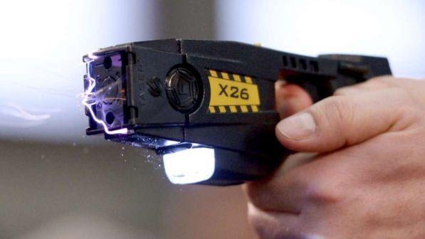 Scappano dai vigili in Porta Nuova: bloccati e perquisiti, li trovano con attrezzi da scasso e taser