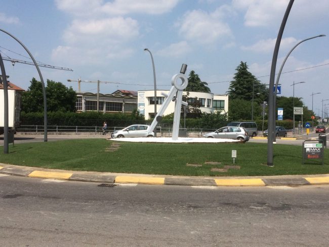 C’è un compasso nella rotonda Svelato il mistero di Treviglio