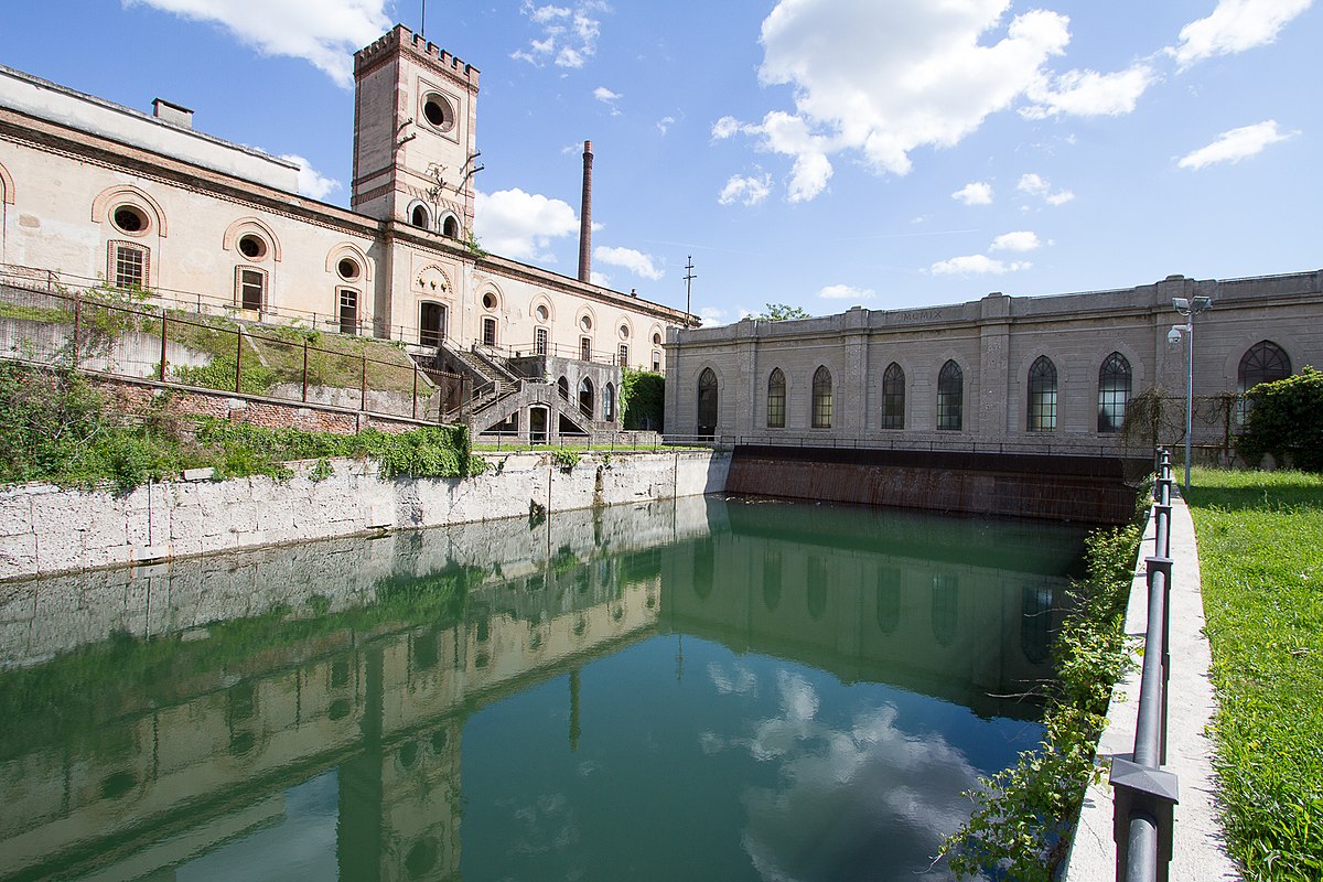 Acrobazie sulla centrale di Crespi Arti circensi, visite guidate, musica