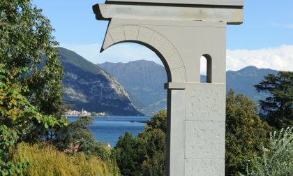 Lago d’Iseo, scultura in diretta per un monumento a De André