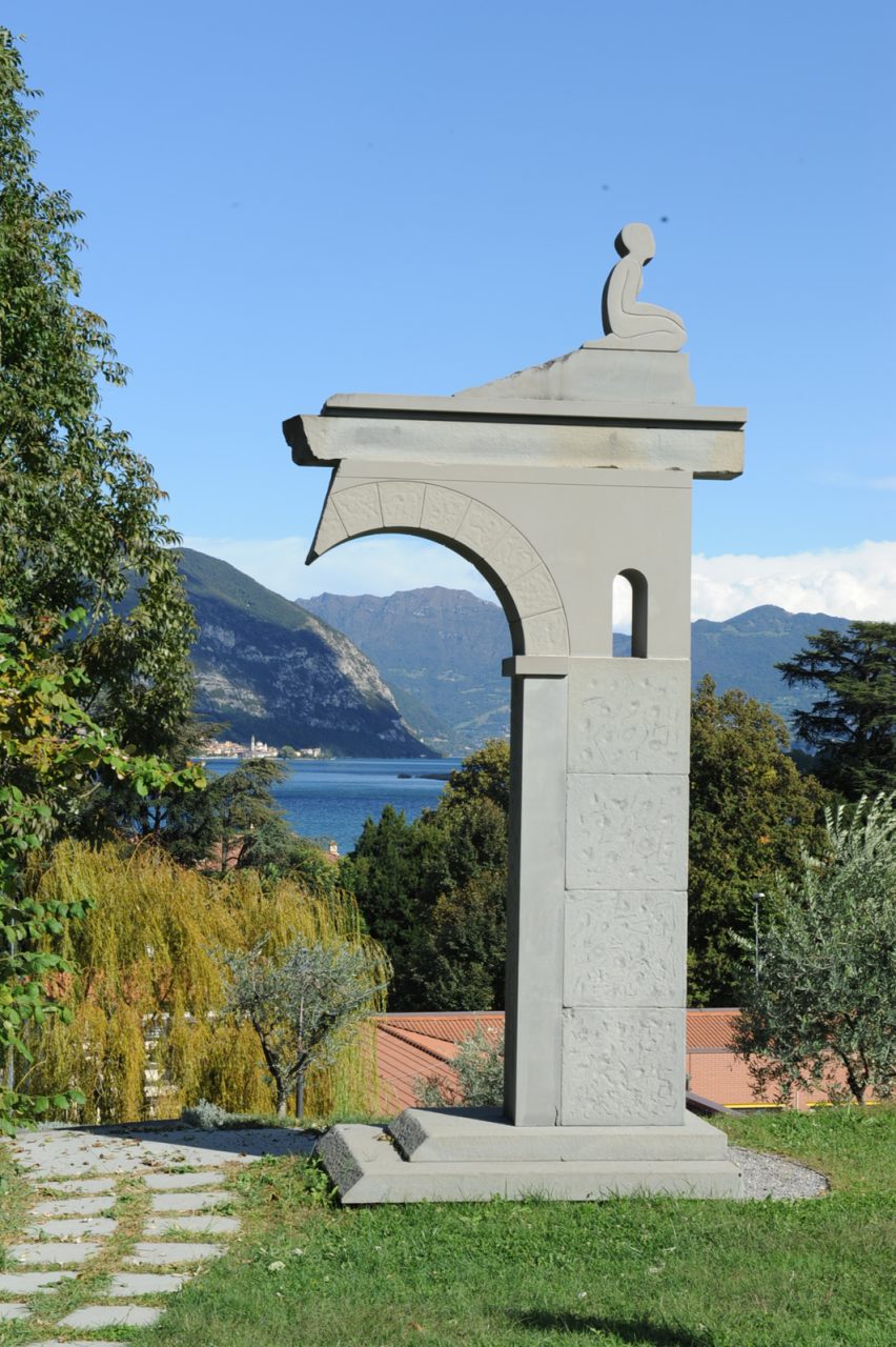 Lago d’Iseo, scultura in diretta per un monumento a De André