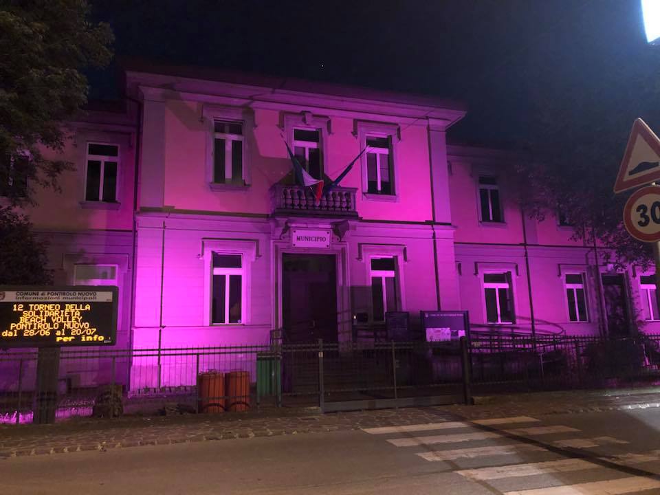 Municipio arcobaleno, non per i gay Il sindaco sorride: «Solo un guasto»