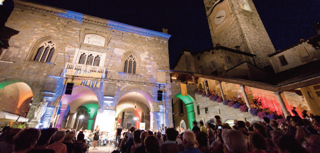 Art2Night, Bergamo bella di notte L’idea: letture al buio alla Carrara