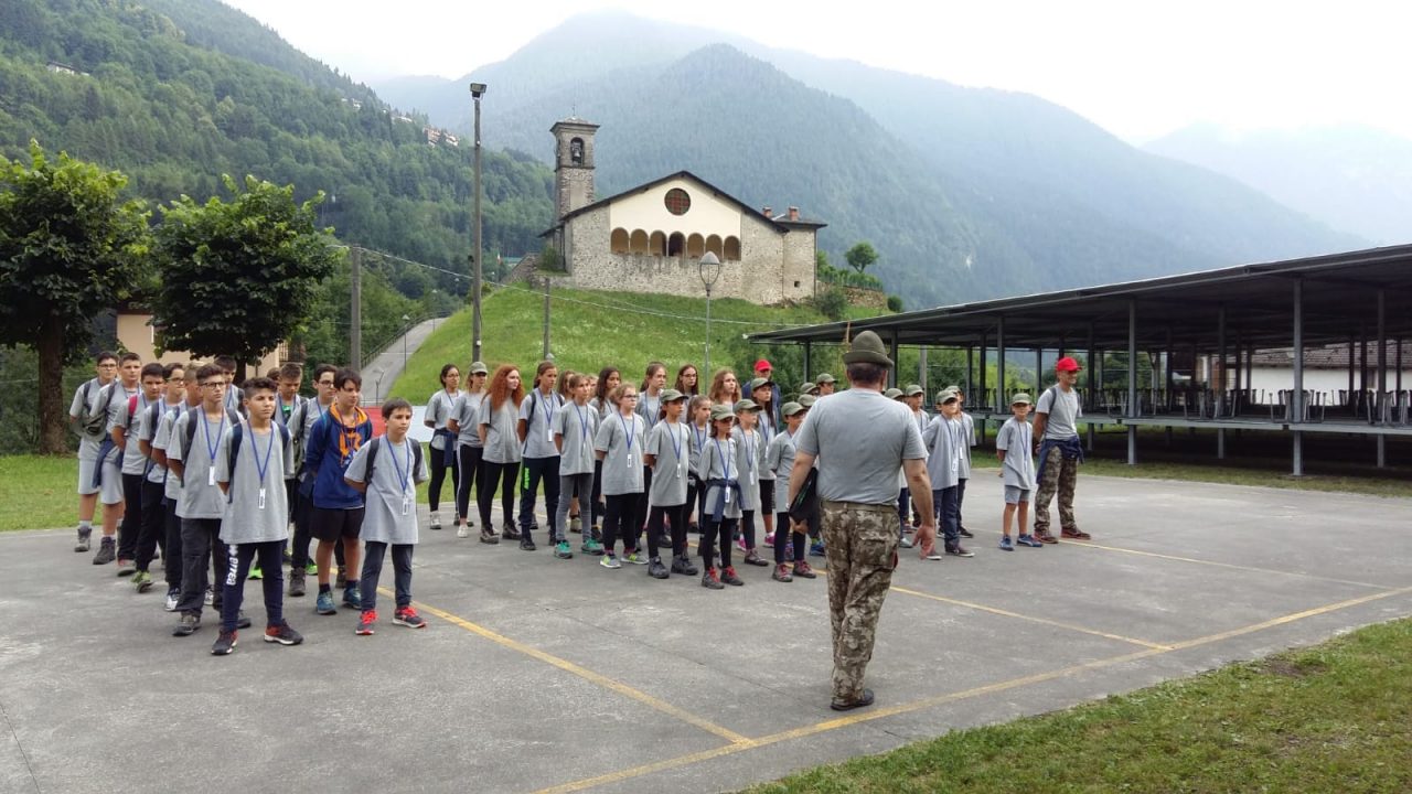 Squilli di tromba, scarponi e falò La bellezza del campo scuola Alpini