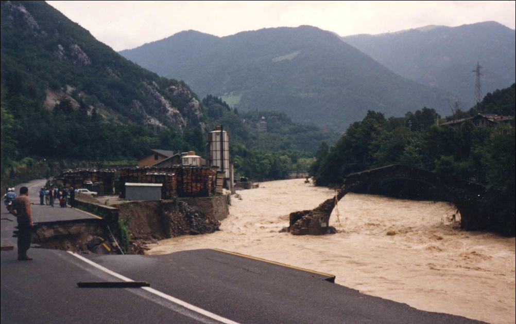 Alluvione 1987 - il Ponte delle Capre a lenna, vicino alla falegnameria dove morì Romeo Cortinovis