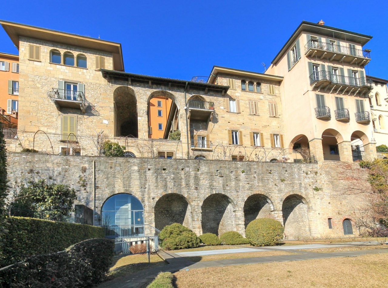 Un appartamento di rara bellezza in vendita sulle Mura di Città Alta