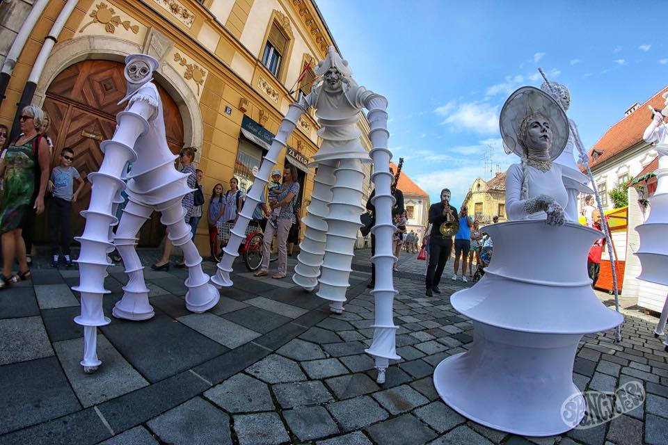 Arrivano artisti anche dalla luna per il 20° Sarnico Busker Festival