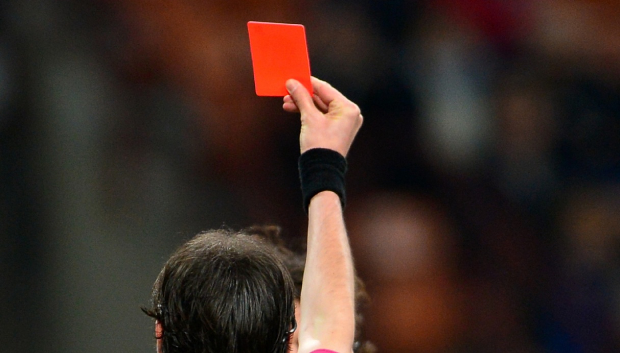 Insulta l’arbitro su Instagram dopo aver perso il derby: 4 giornate di squalifica