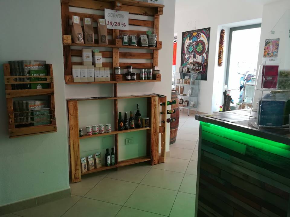 Stezzano, il Canapaio Green Shop Tra leggi non chiare e diffidenza
