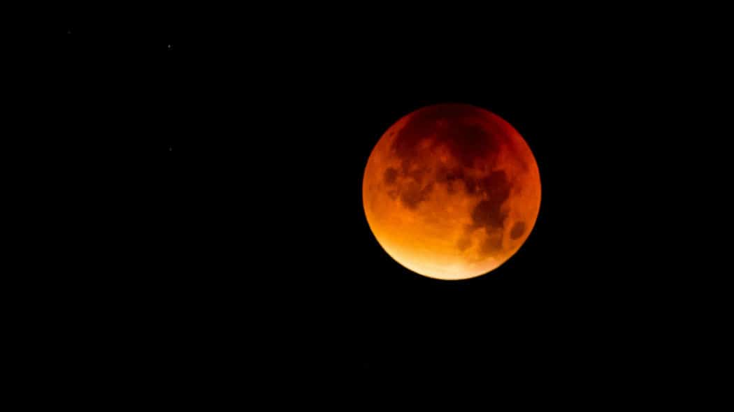 Naso all’insù: eclissi di Luna e Marte è vicinissimo