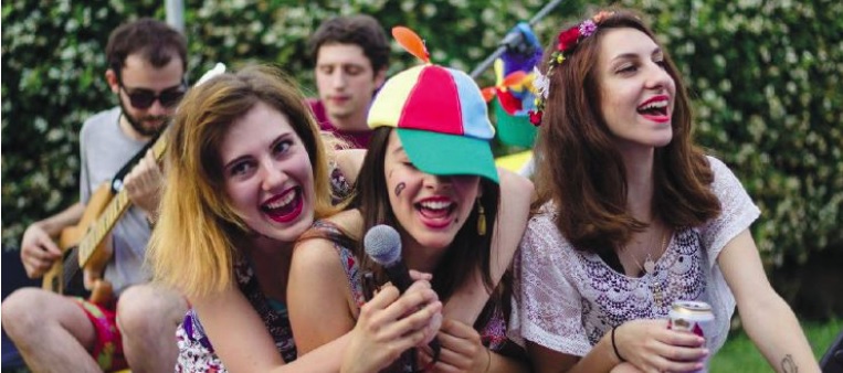 Canta Indie. Canta male. Ovvero: se non si stona non ci si diverte