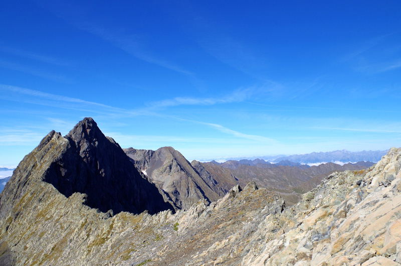 11 - L'affilata cresta del Pizzo Rodendino vista dalla Bocchetta di Podavit